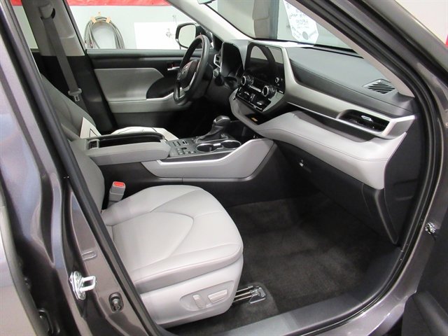 Used 2024 Toyota Highlander XLE image 8