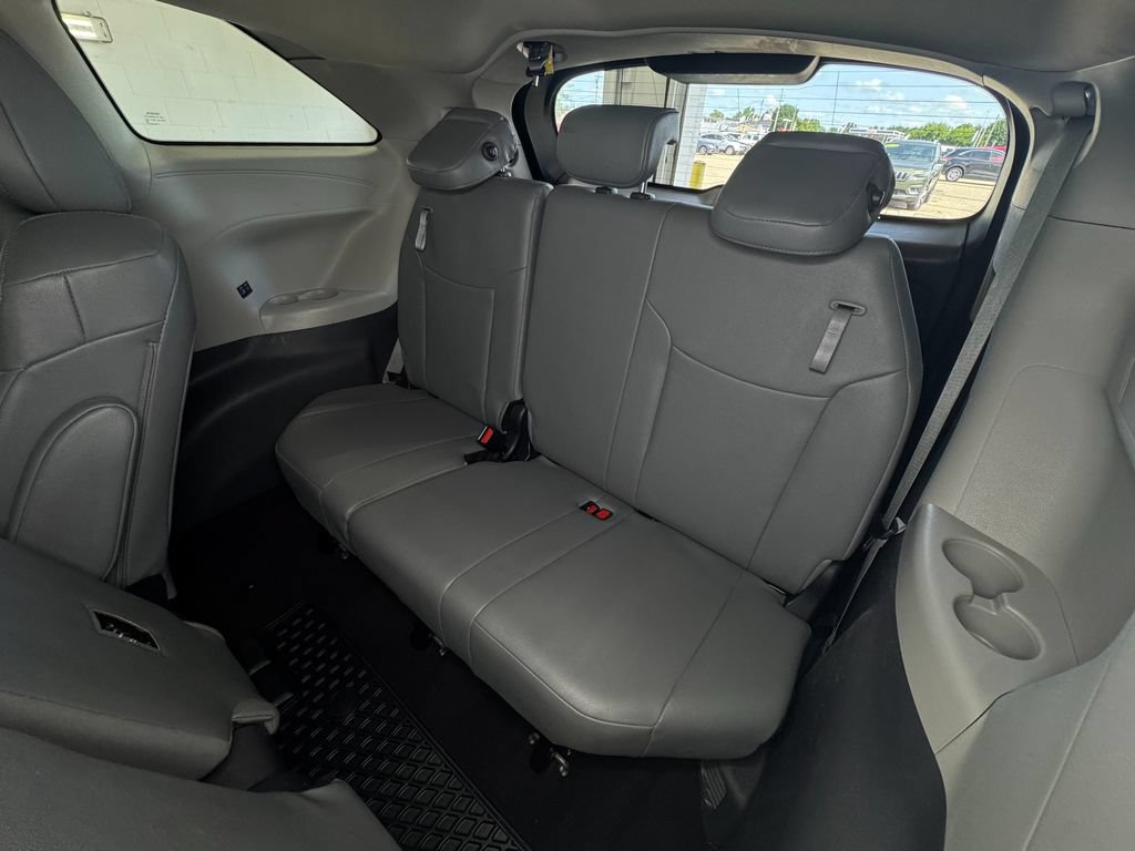 Used 2024 Toyota Sienna XLE FWD image 22