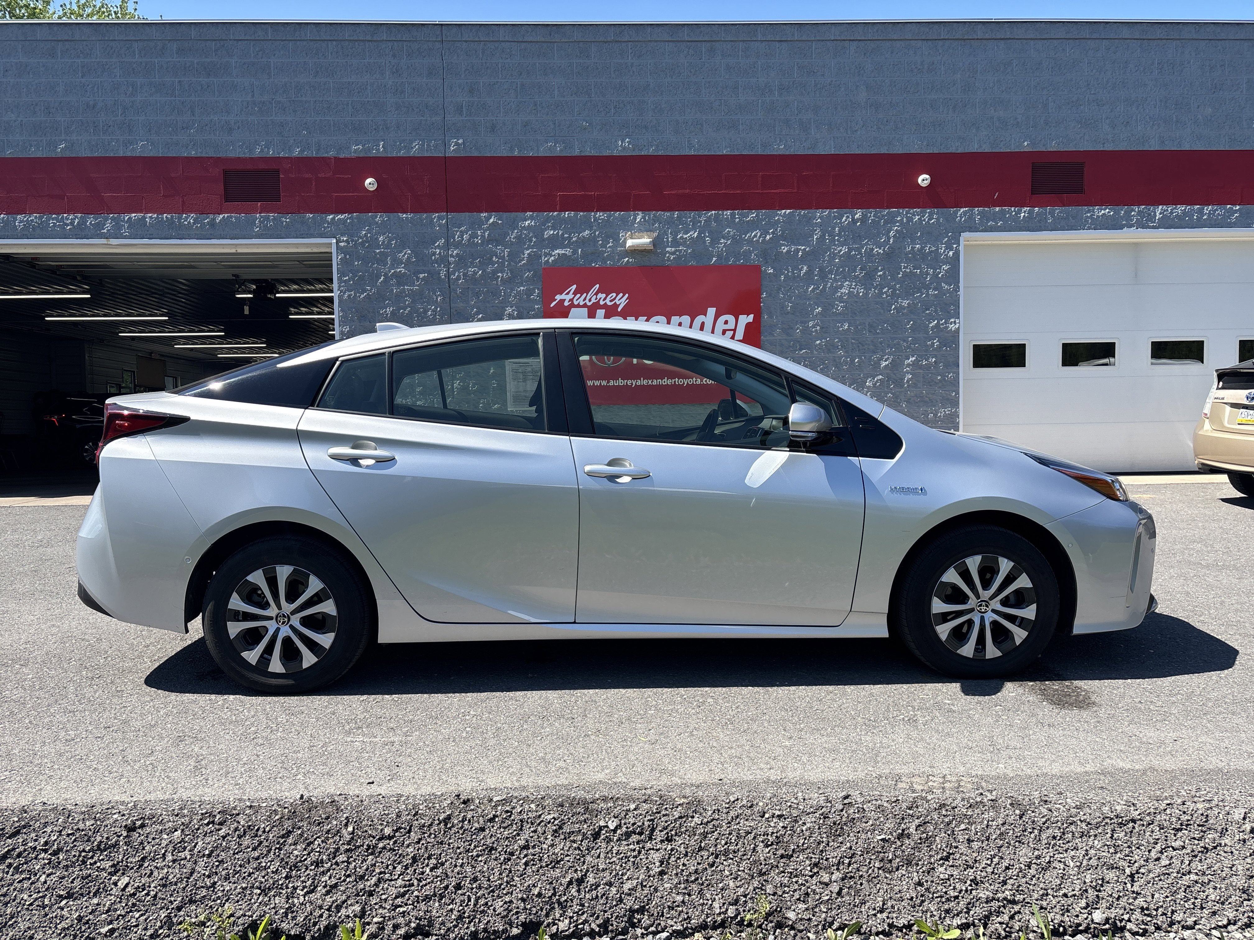 Used 2020 Toyota Prius XLE w/ Advanced Technology Package image 2