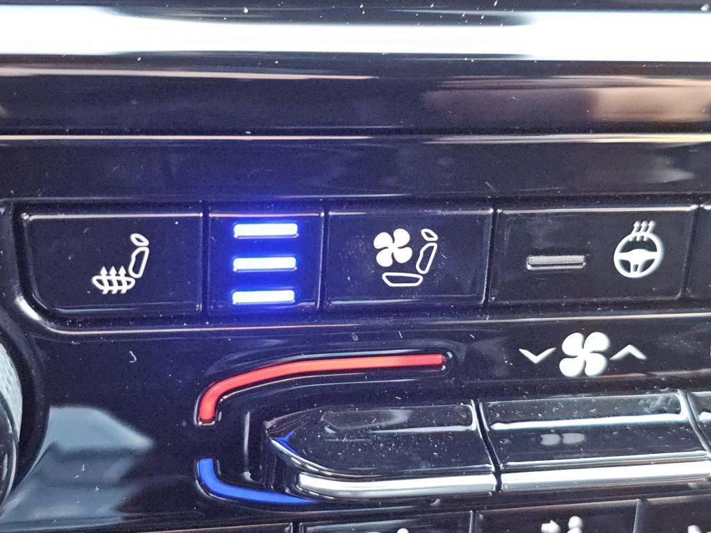 Used 2025 Jeep Grand Cherokee Limited w/ Luxury Tech Group II image 13