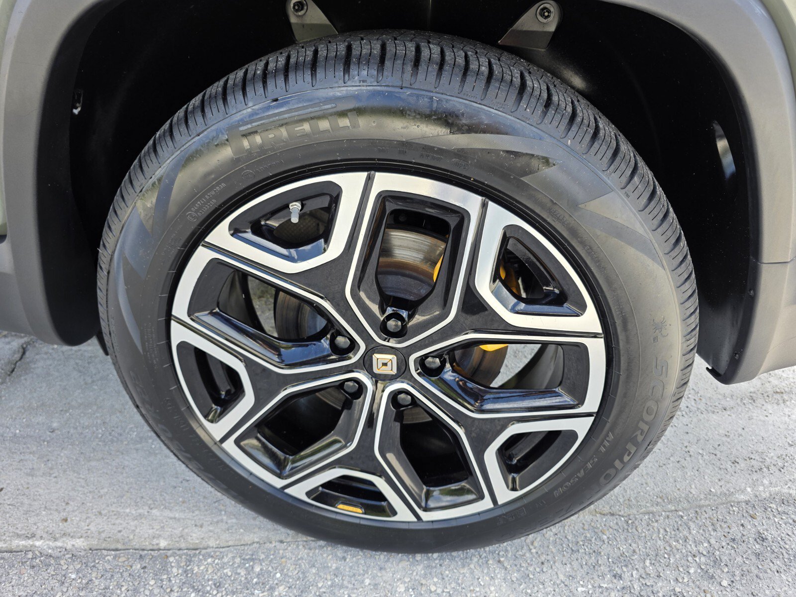 Used 2022 Rivian R1S Launch Edition AWD/4WD image 9