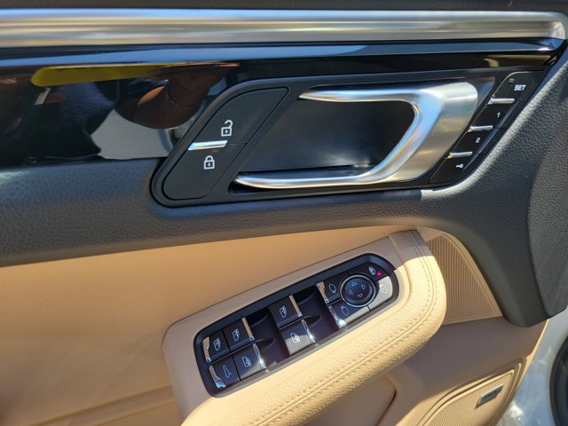 Certified 2021 Porsche Macan AWD/4WD image 26