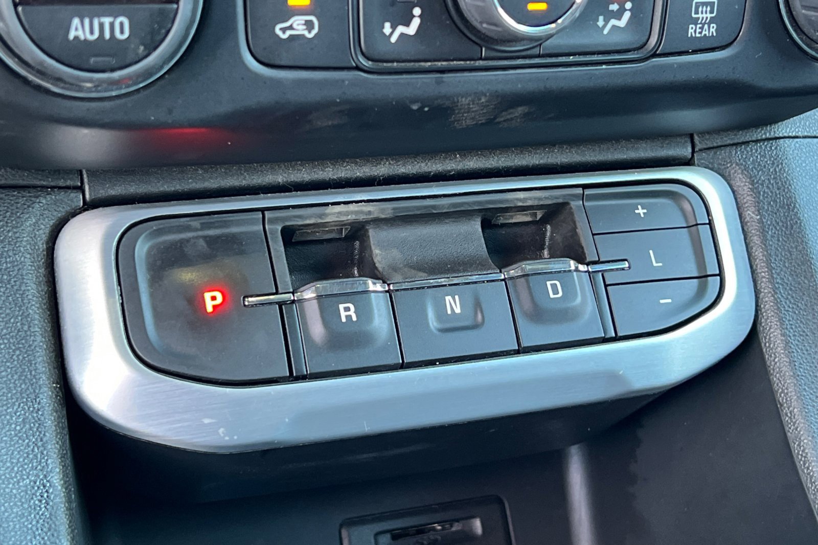 Used 2023 GMC Acadia SLT image 29