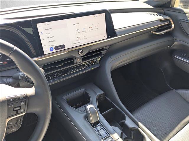 Used 2023 Toyota Crown Limited image 13