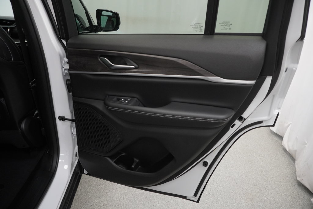 New 2026 Jeep Grand Cherokee Altitude AWD/4WD image 32