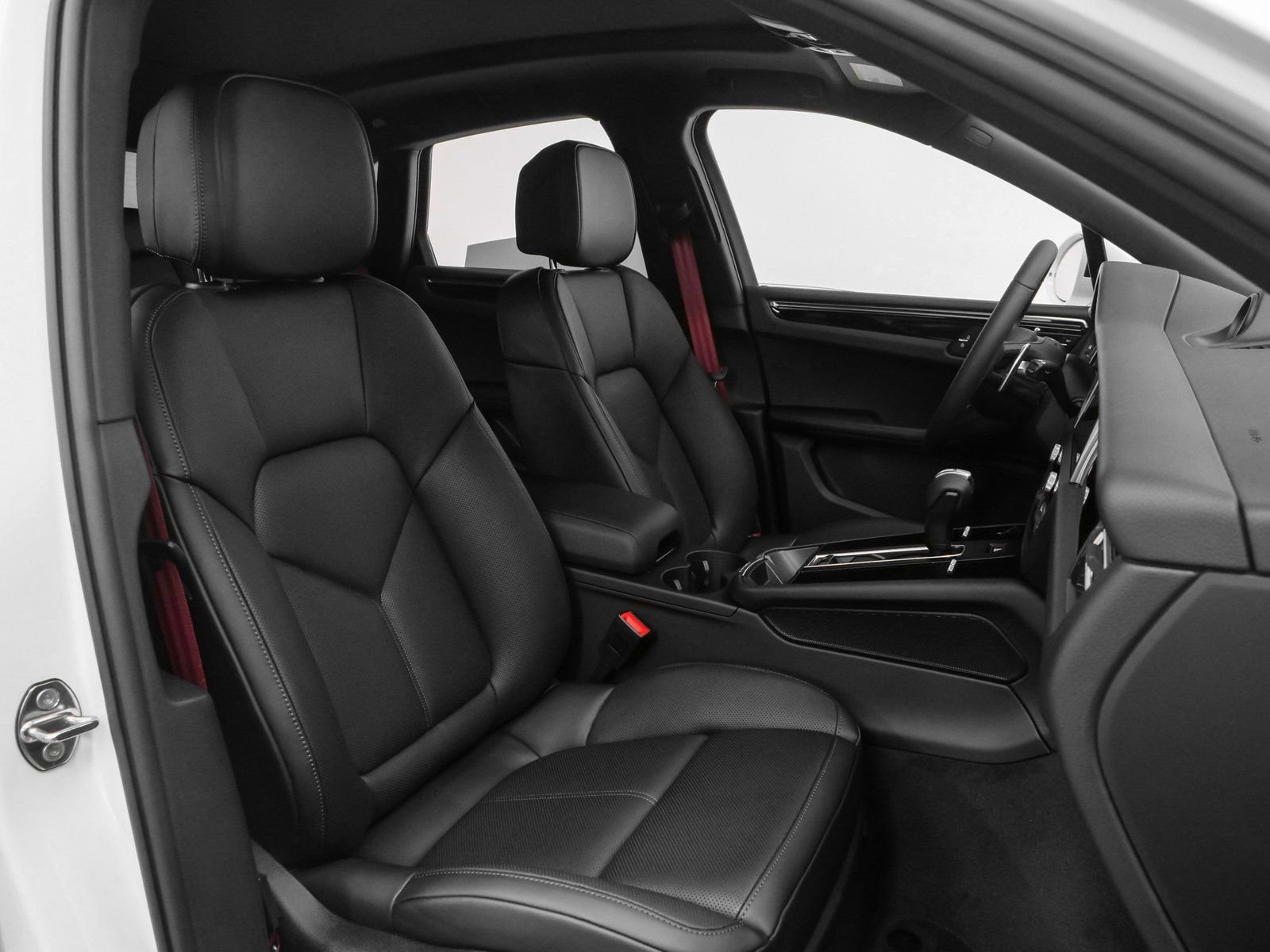 Certified 2025 Porsche Macan AWD/4WD image 21