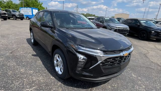 New 2026 Chevrolet Trax LS w/ LS Convenience Package FWD image 4