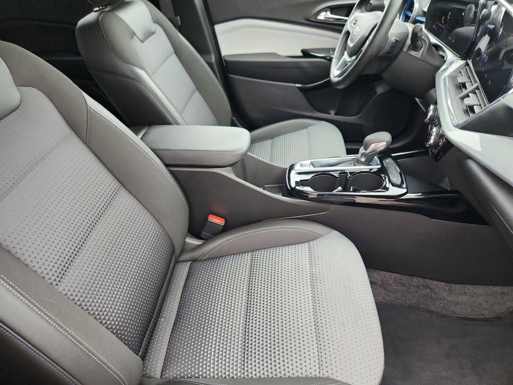 Used 2025 Chevrolet Trax LT w/ LT Convenience Package FWD image 15
