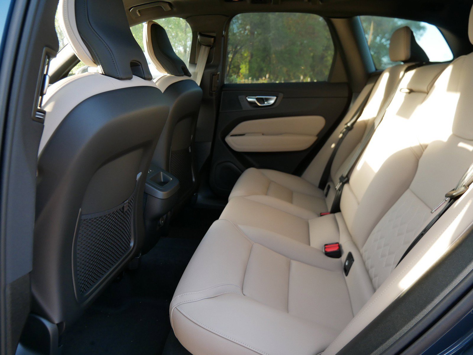 New 2027 Volvo XC60 B5 Plus AWD/4WD image 6