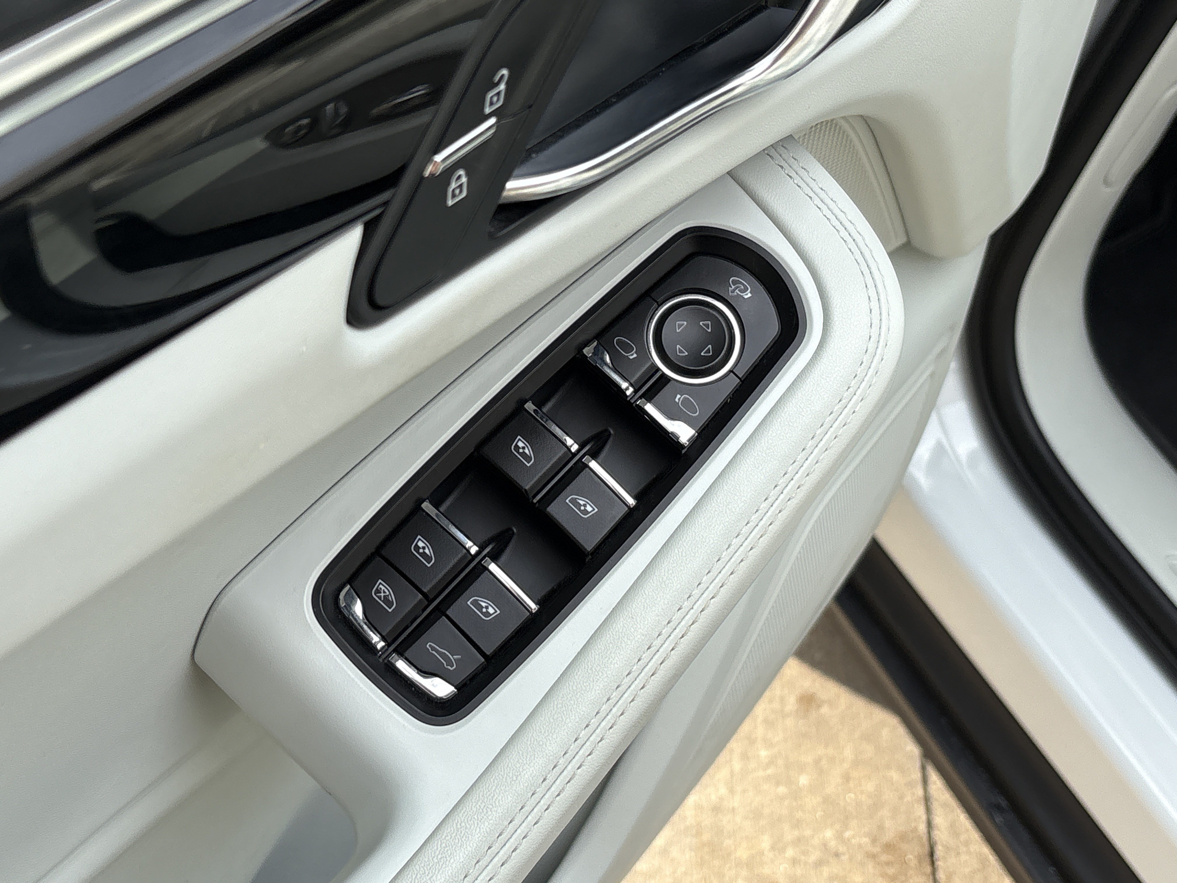 Used 2023 Porsche Macan AWD/4WD image 15