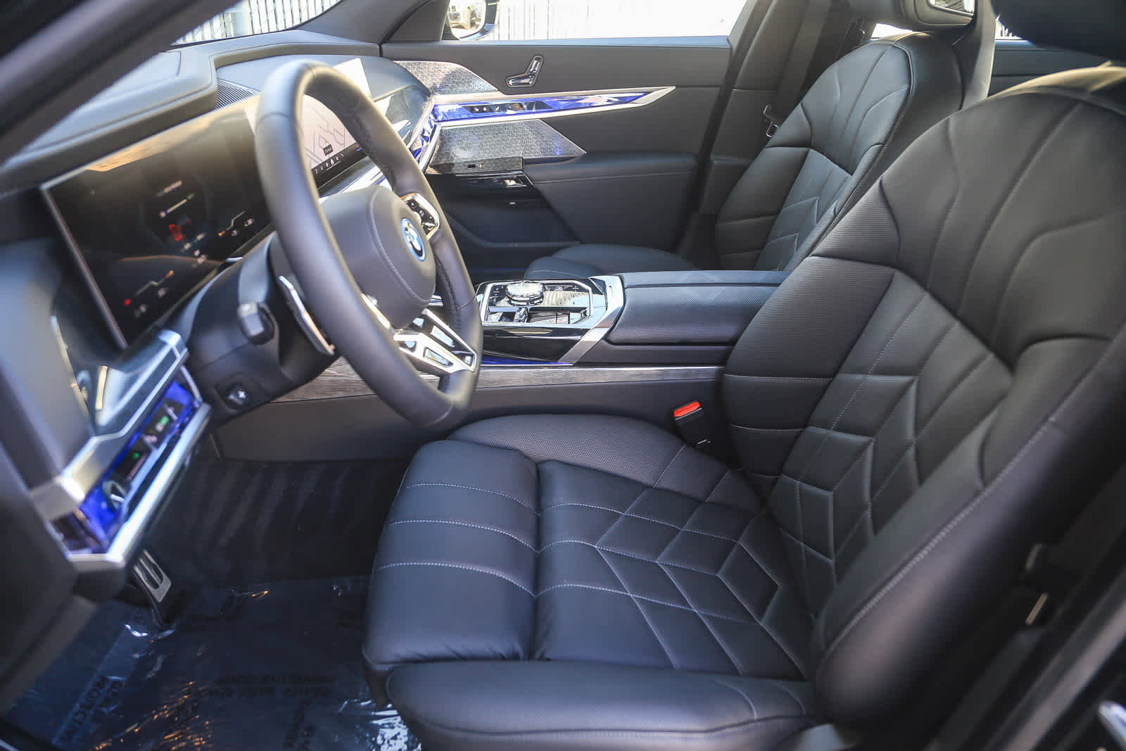 Used 2025 BMW i7 xDrive60 w/ Premium Package image 14