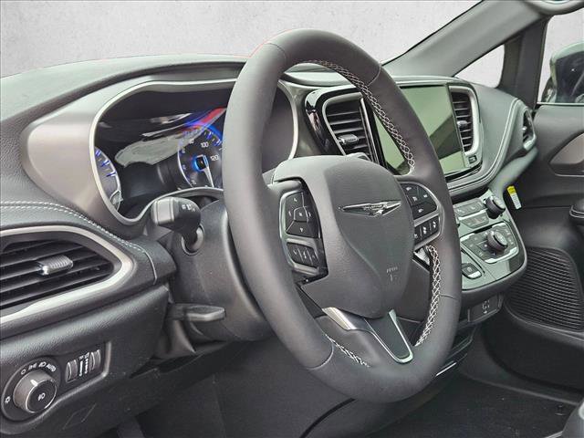 New 2026 Chrysler Pacifica Select FWD image 3