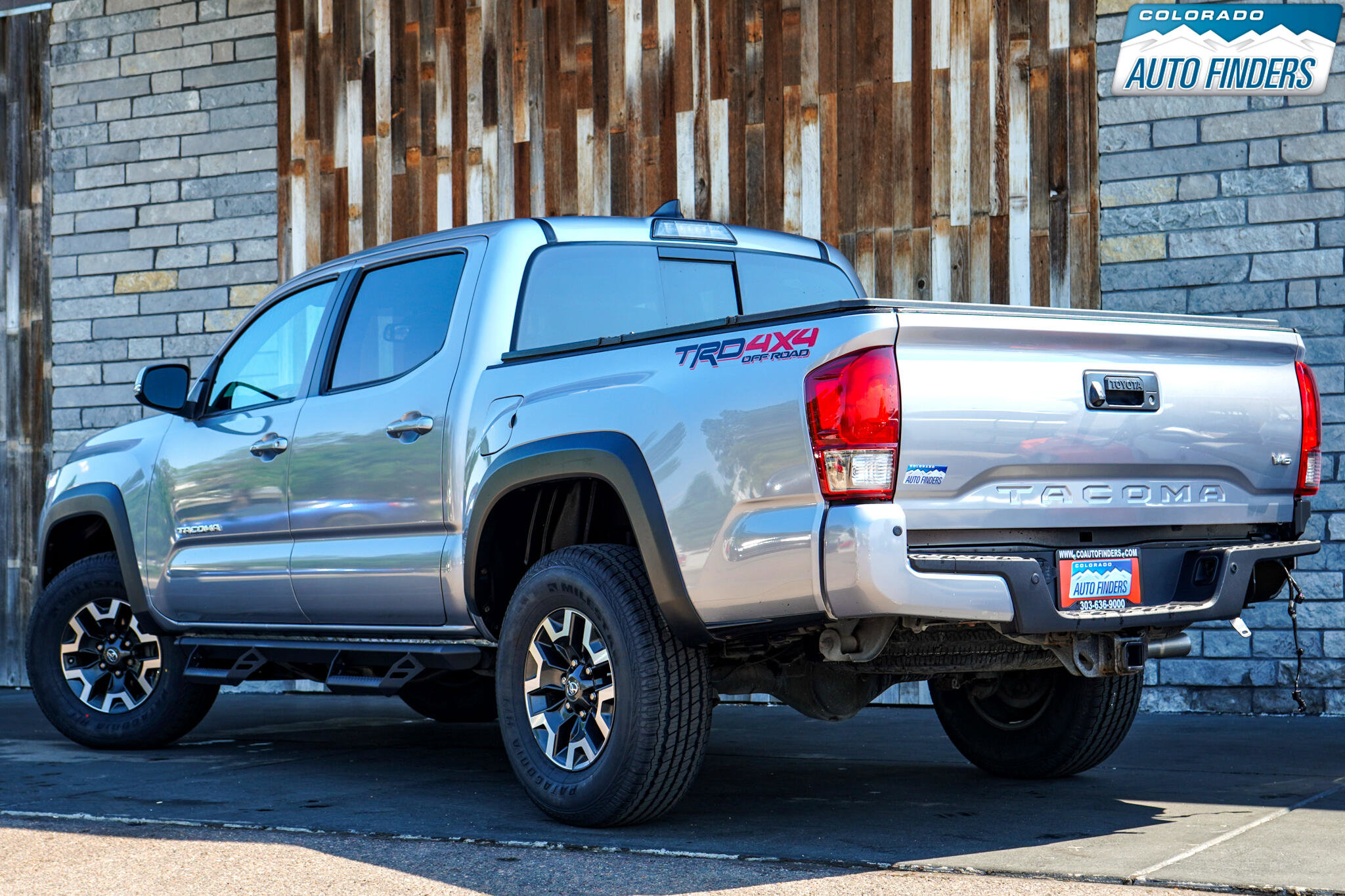 Used 2017 Toyota Tacoma TRD Off-Road image 3