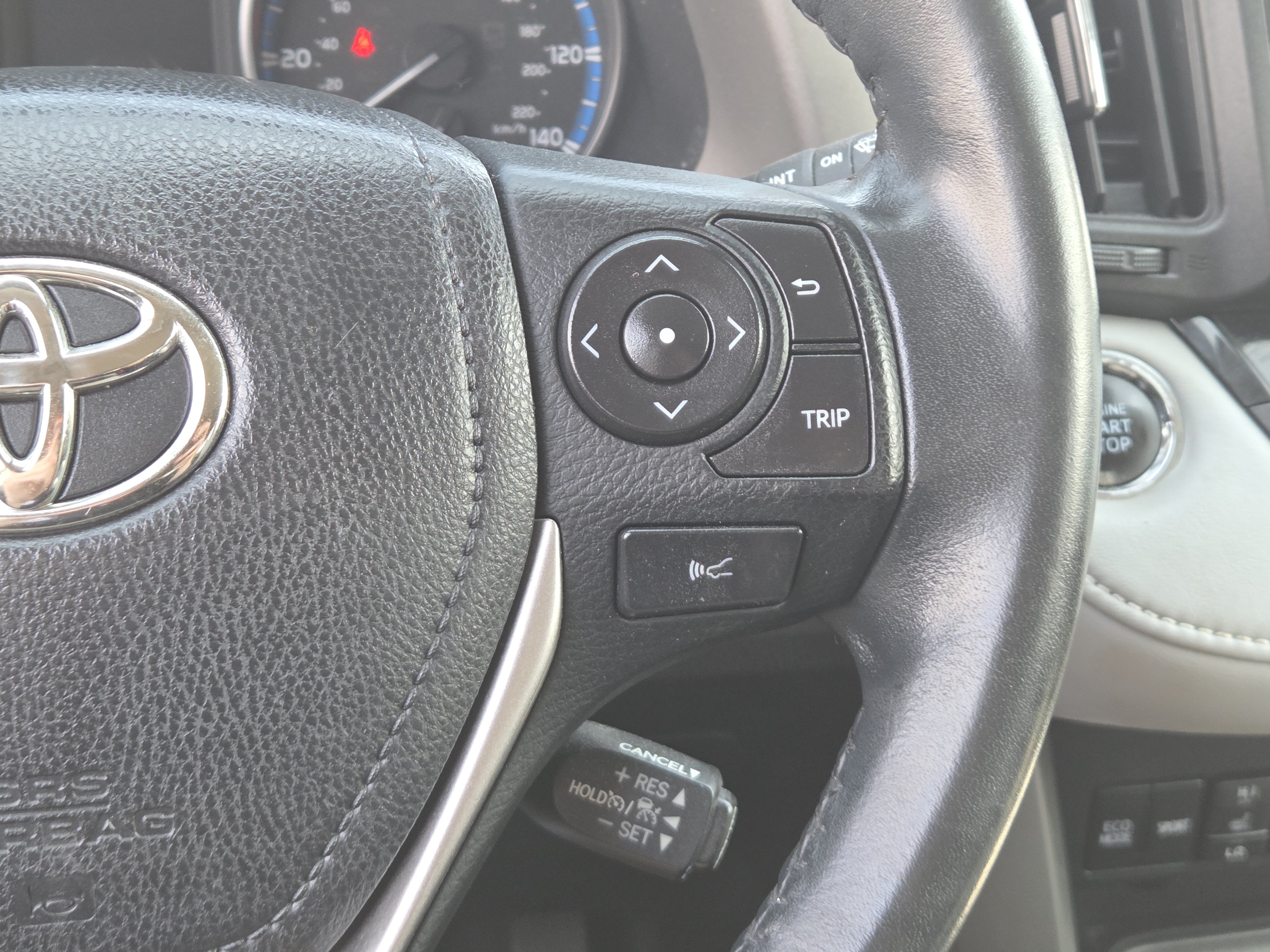 Used 2018 Toyota RAV4 XLE AWD/4WD image 19