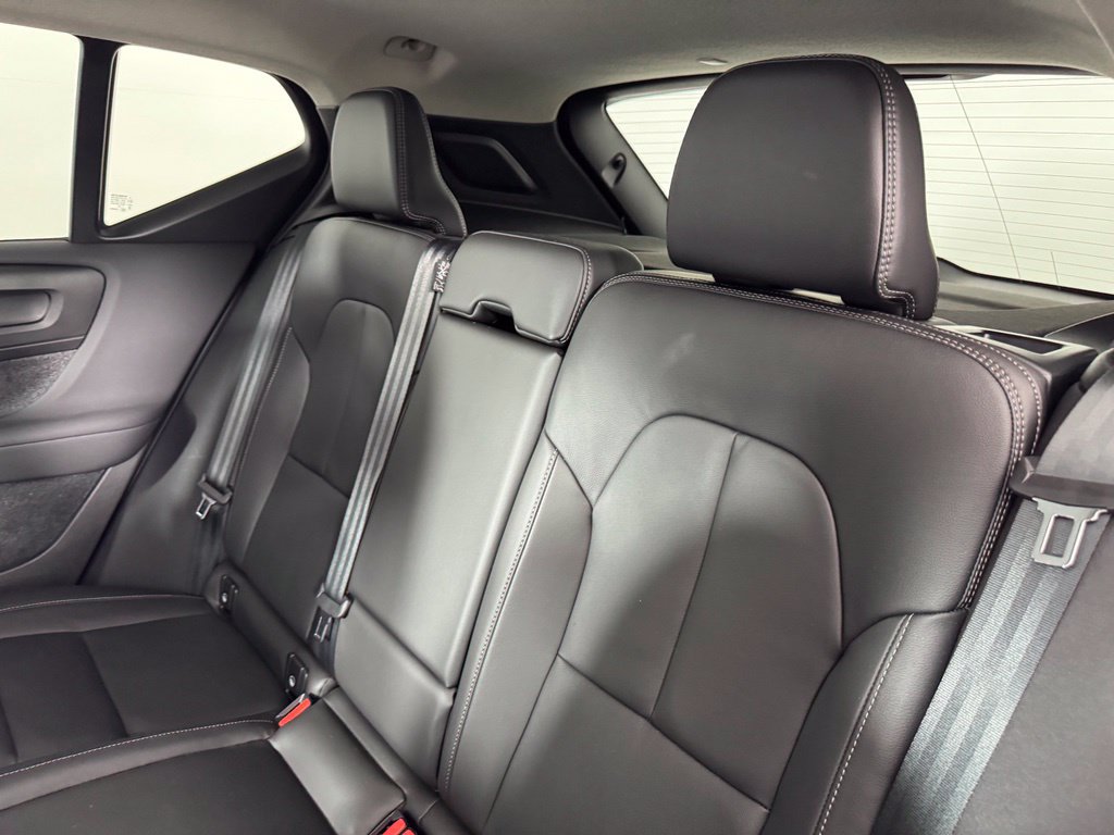 Certified 2025 Volvo XC40 B5 Plus AWD/4WD image 14