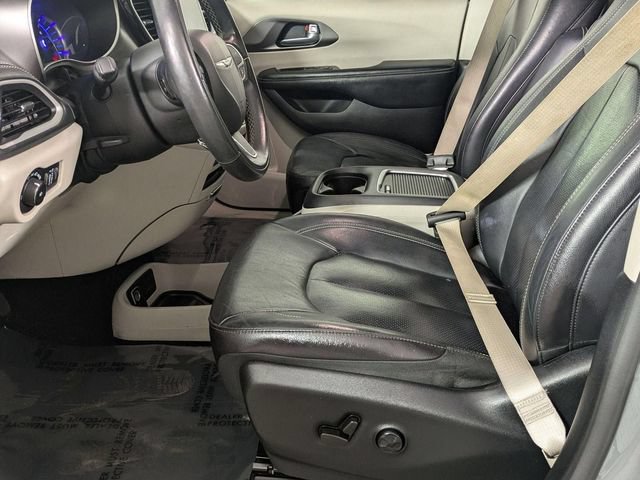 Used 2022 Chrysler Pacifica Touring-L w/ Uconnect Theater Family Group FWD image 12