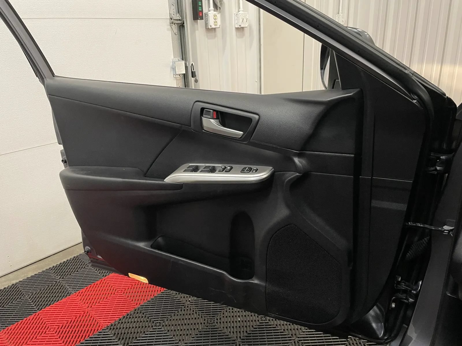 Used 2013 Toyota Camry SE w/ Leather Pkg FWD image 27