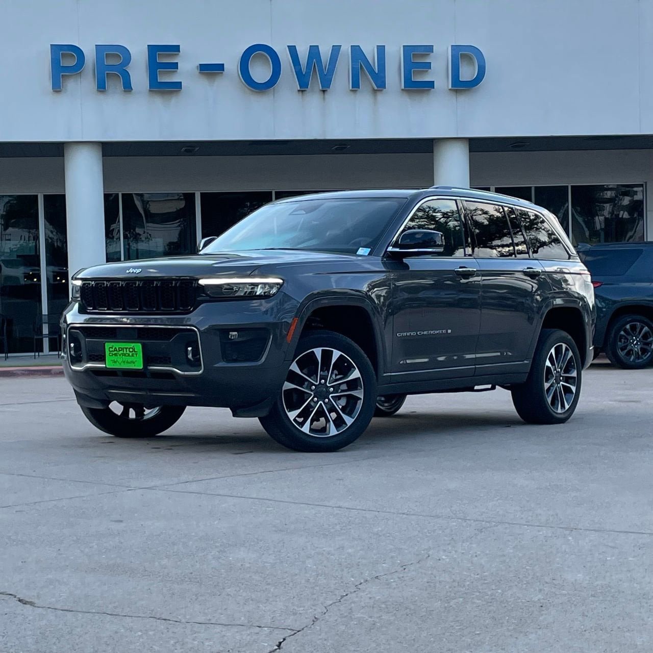 Used 2023 Jeep Grand Cherokee Overland AWD/4WD image 2