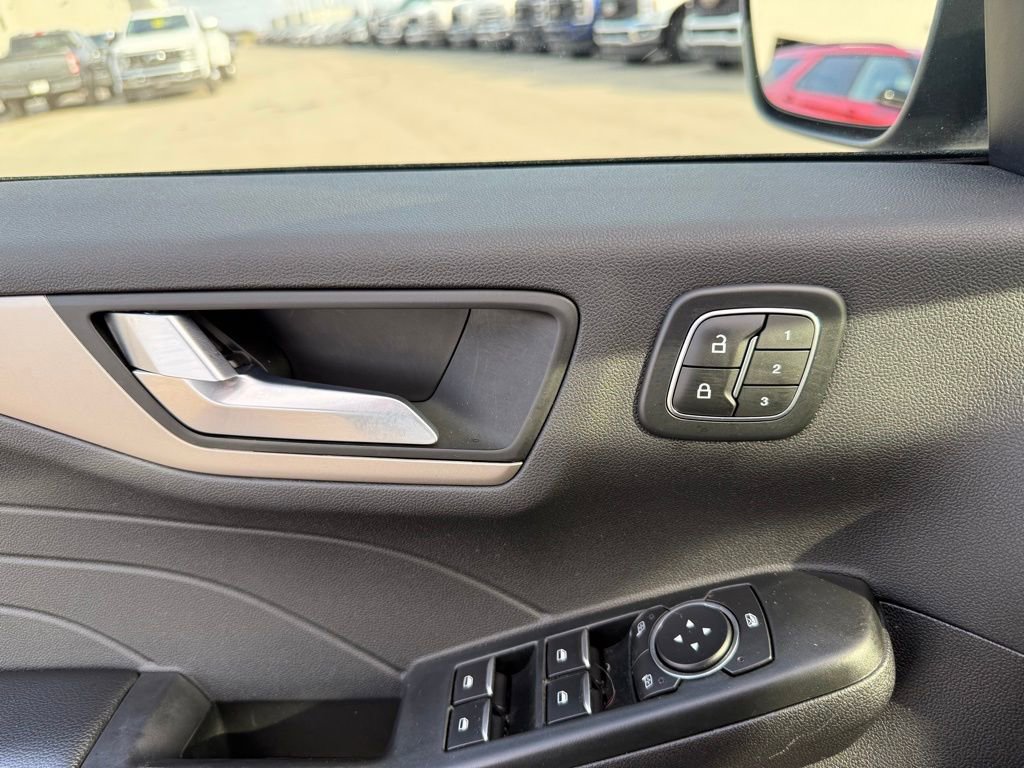 Used 2022 Ford Escape SEL w/ Technology Package image 9