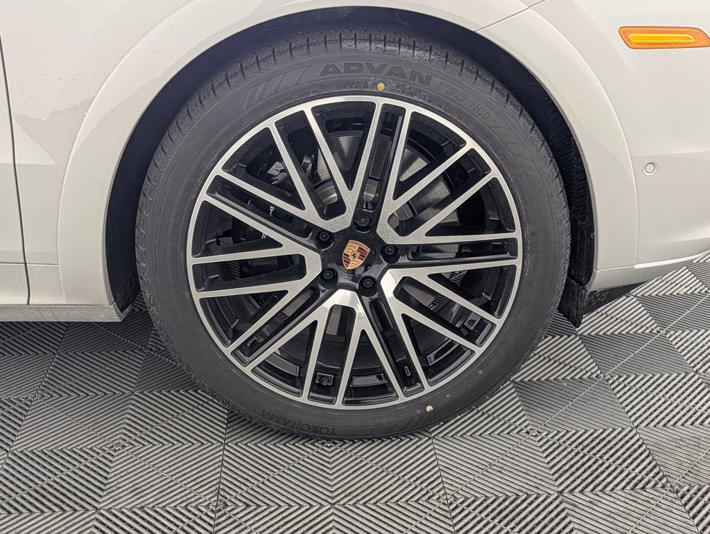 New 2026 Porsche Cayenne GTS AWD/4WD image 14