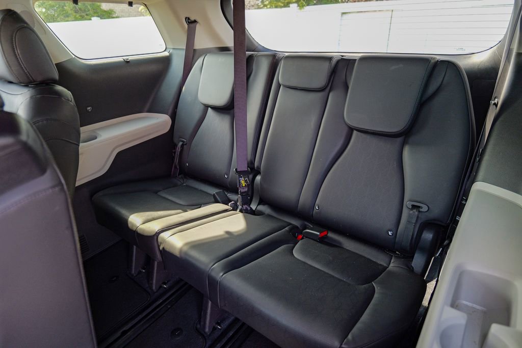 Used 2024 Kia Carnival EX image 28