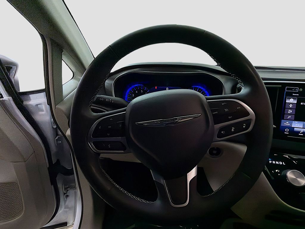 Used 2024 Chrysler Pacifica Touring-L image 29