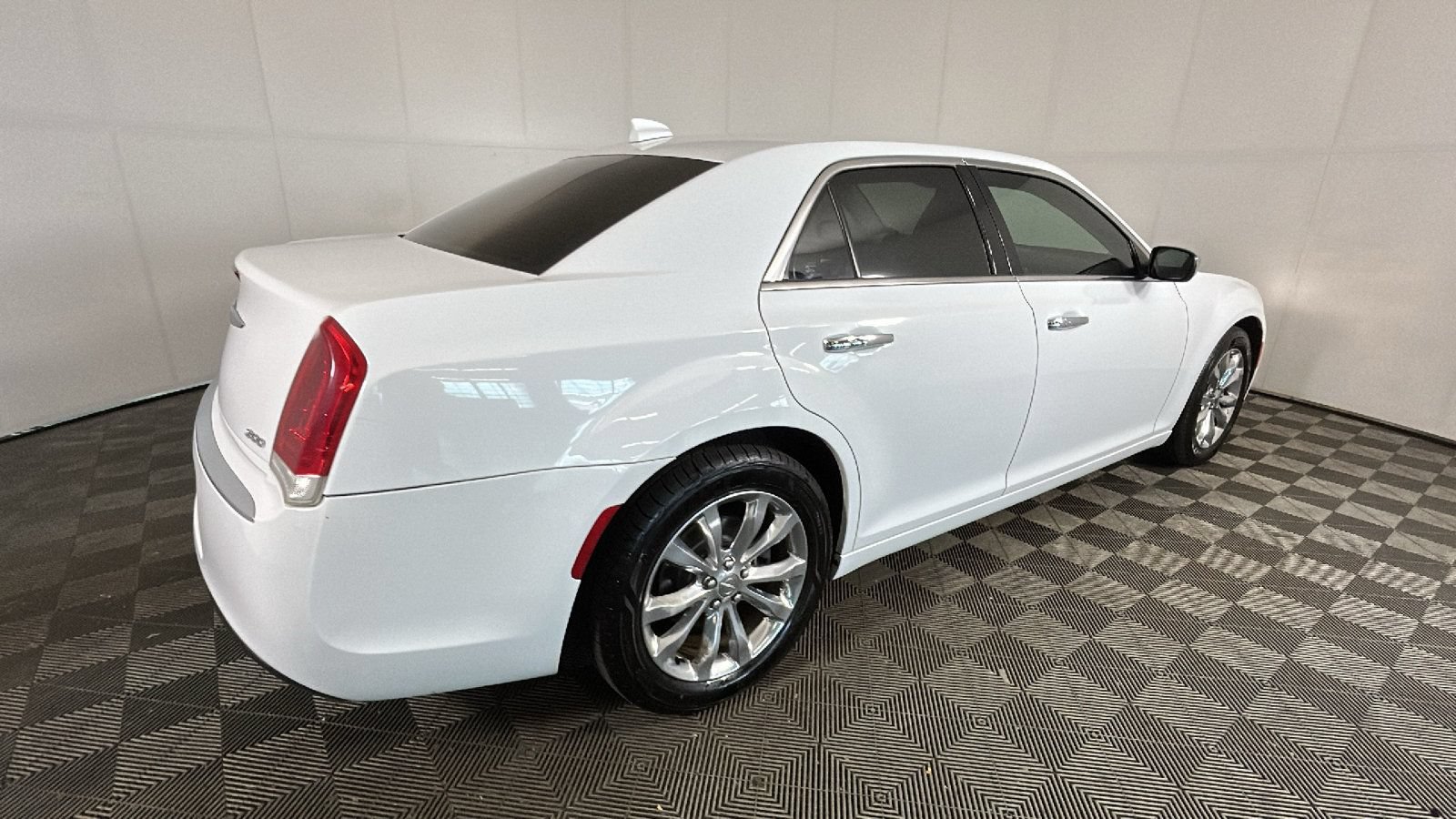 Used 2018 Chrysler 300 Limited AWD/4WD image 3