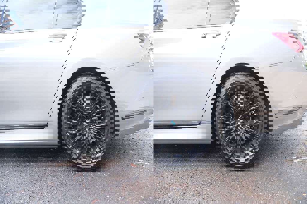 Used 2021 BMW 750i xDrive w/ Executive Package image 7