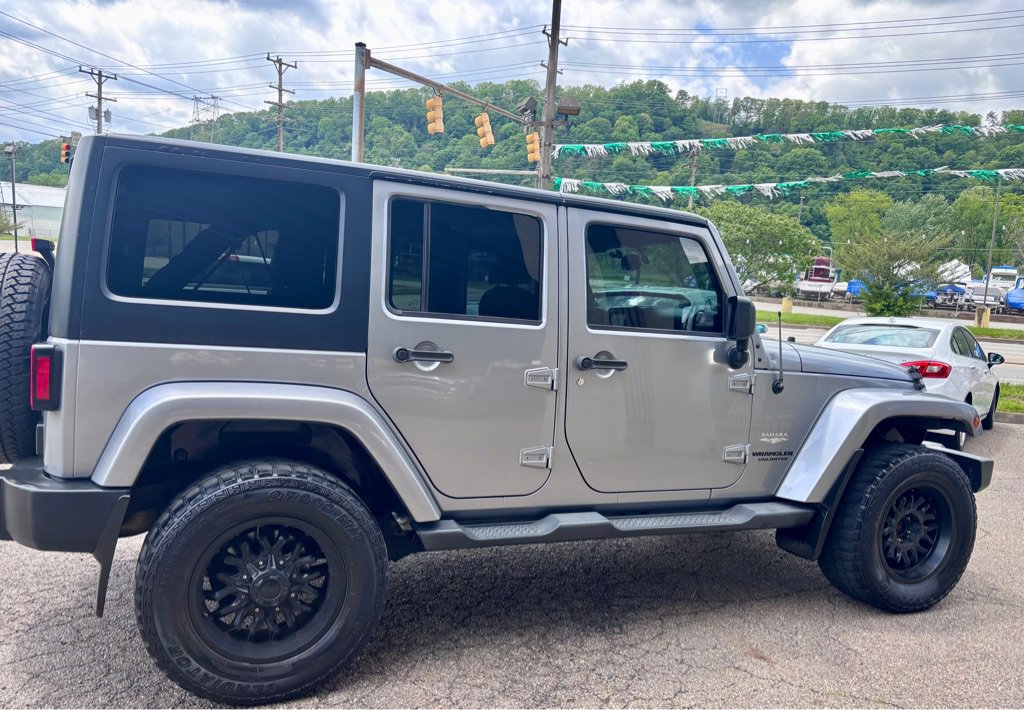 Used 2014 Jeep Wrangler Unlimited Sahara w/ Connectivity Group AWD/4WD image 3