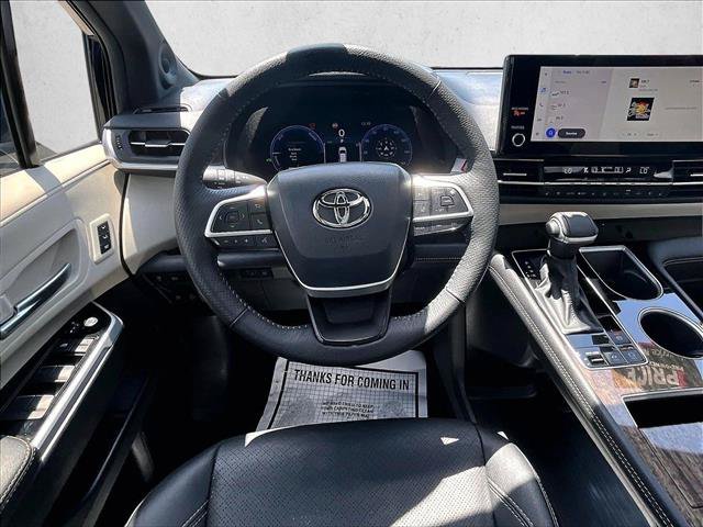 Used 2025 Toyota Sienna Platinum AWD/4WD image 5