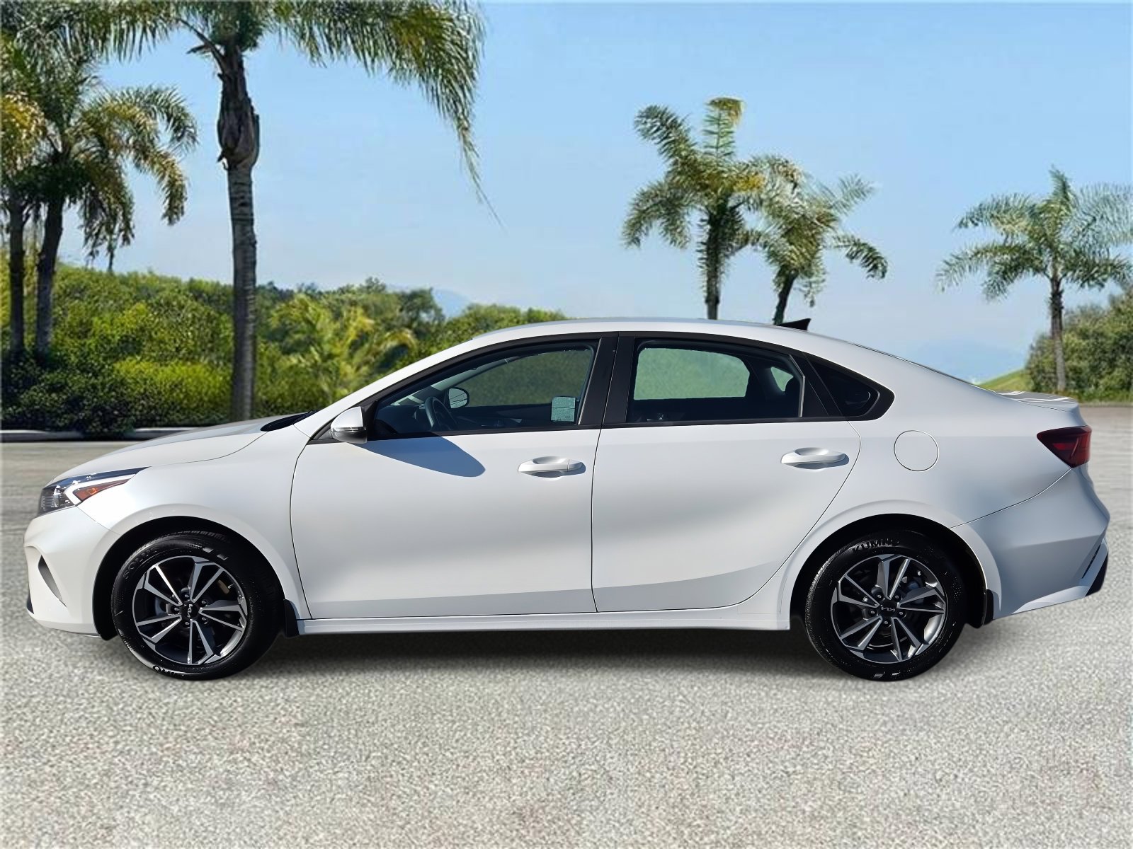 Used 2024 Kia Forte LXS w/ LXS Technology Package FWD image 2