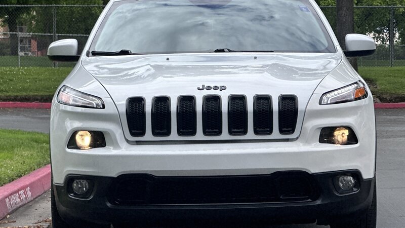 Used 2016 Jeep Cherokee Latitude FWD image 3