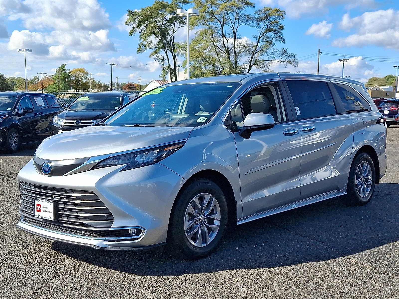 Certified 2024 Toyota Sienna XLE image 3