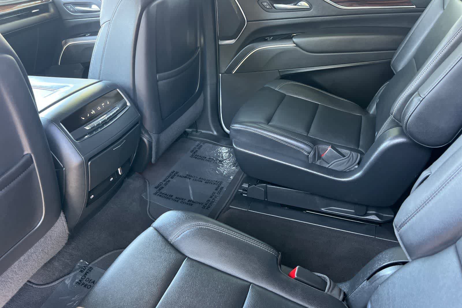 Used 2022 Cadillac Escalade ESV Luxury AWD/4WD image 5
