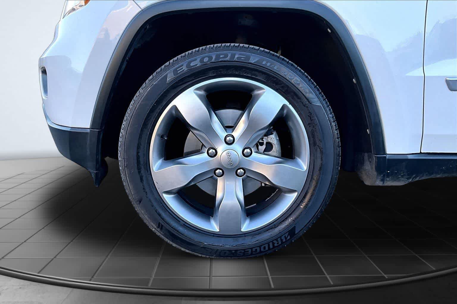 Used 2013 Jeep Grand Cherokee Overland w/ Advance Technology Group AWD/4WD image 8