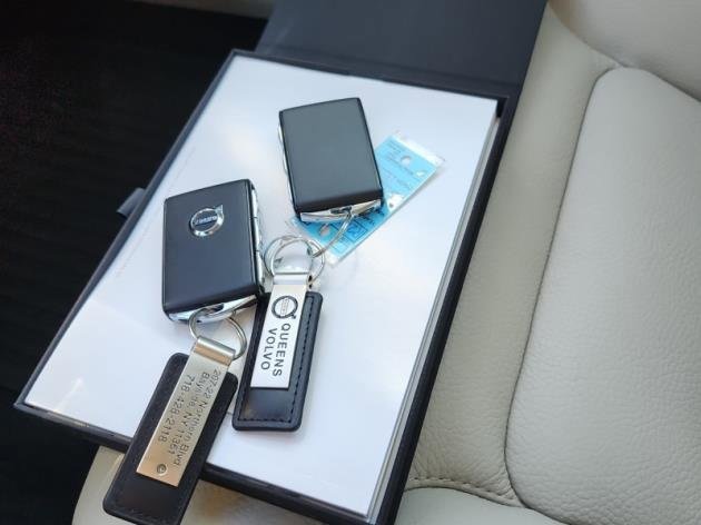 Used 2024 Volvo V60 B5 Cross Country Plus image 7