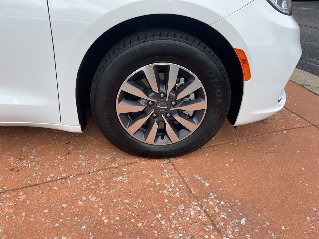 Used 2024 Chrysler Pacifica Select image 27