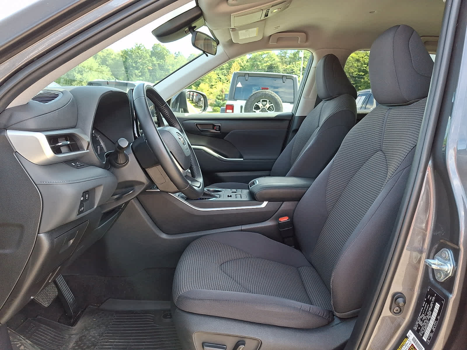 Used 2023 Toyota Highlander LE AWD/4WD image 16