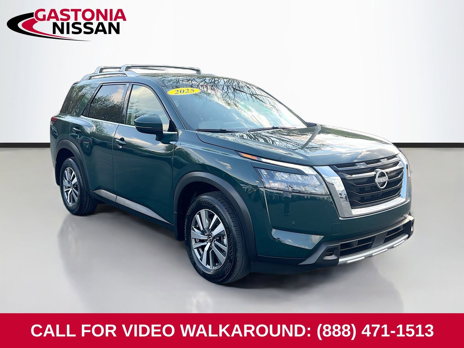 Used 2025 Nissan Pathfinder SL image 1