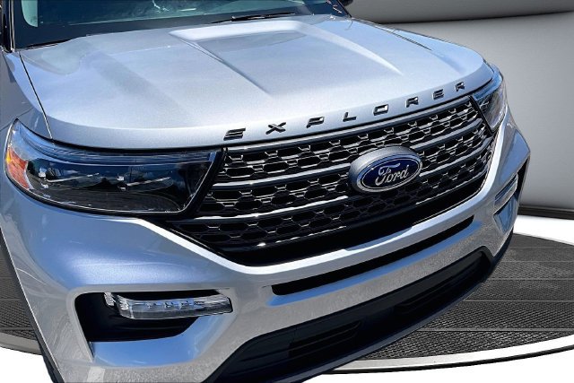 Used 2023 Ford Explorer XLT w/ Equipment Group 202A AWD/4WD image 33