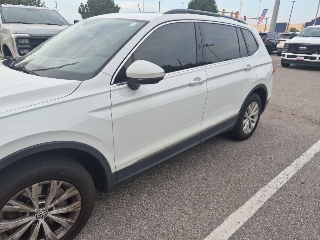 Used 2018 Volkswagen Tiguan SE w/ Panoramic Sunroof Package FWD image 4