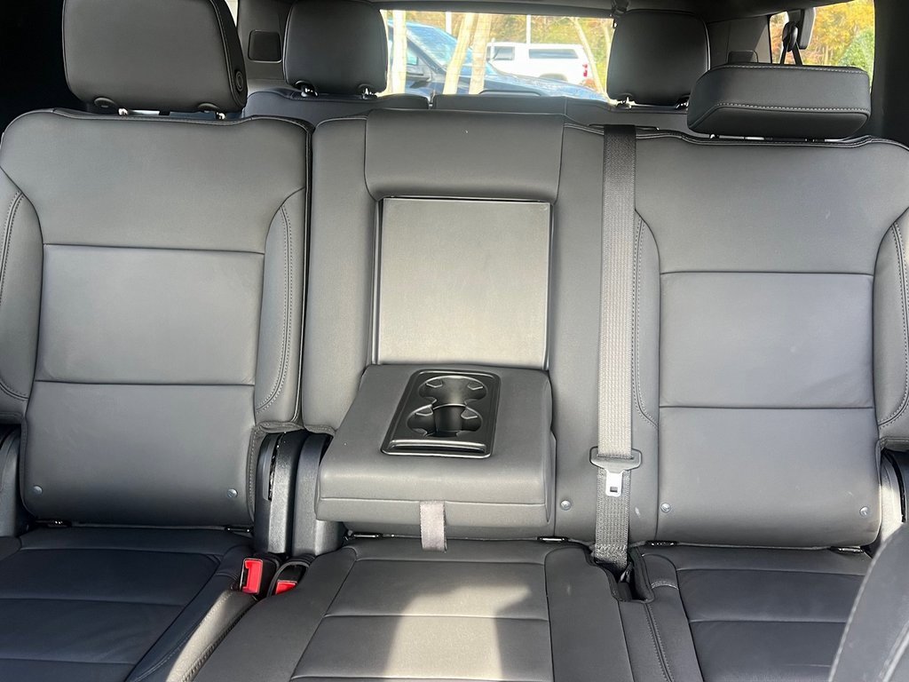 Used 2025 Chevrolet Suburban Z71 image 12