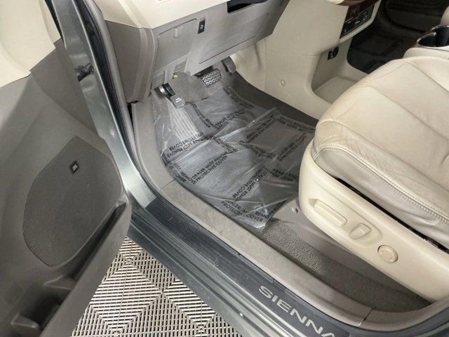 Used 2011 Toyota Sienna Limited image 15