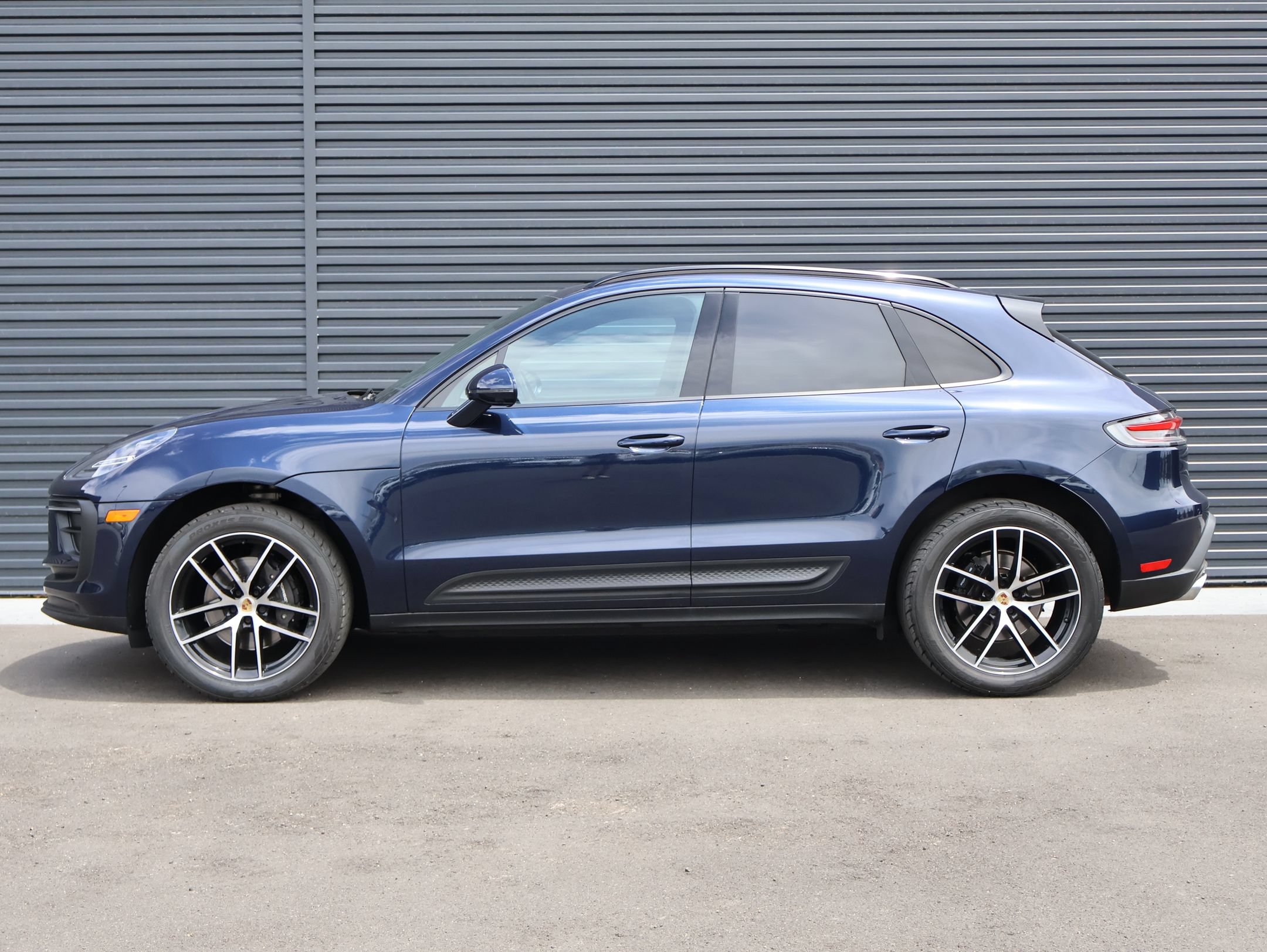 Used 2023 Porsche Macan AWD/4WD image 2