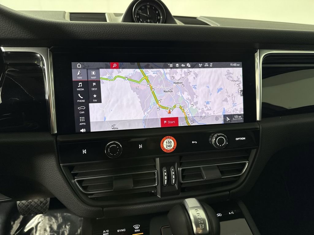 Certified 2025 Porsche Macan image 27
