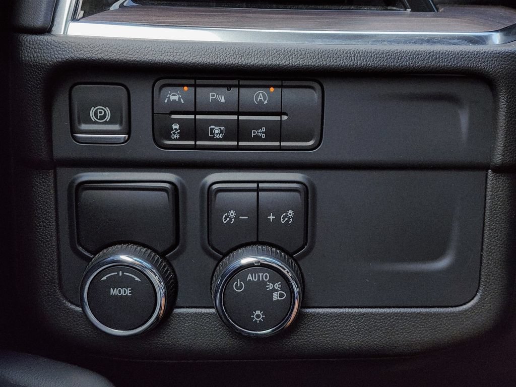 Used 2025 Chevrolet Suburban LT RWD image 33