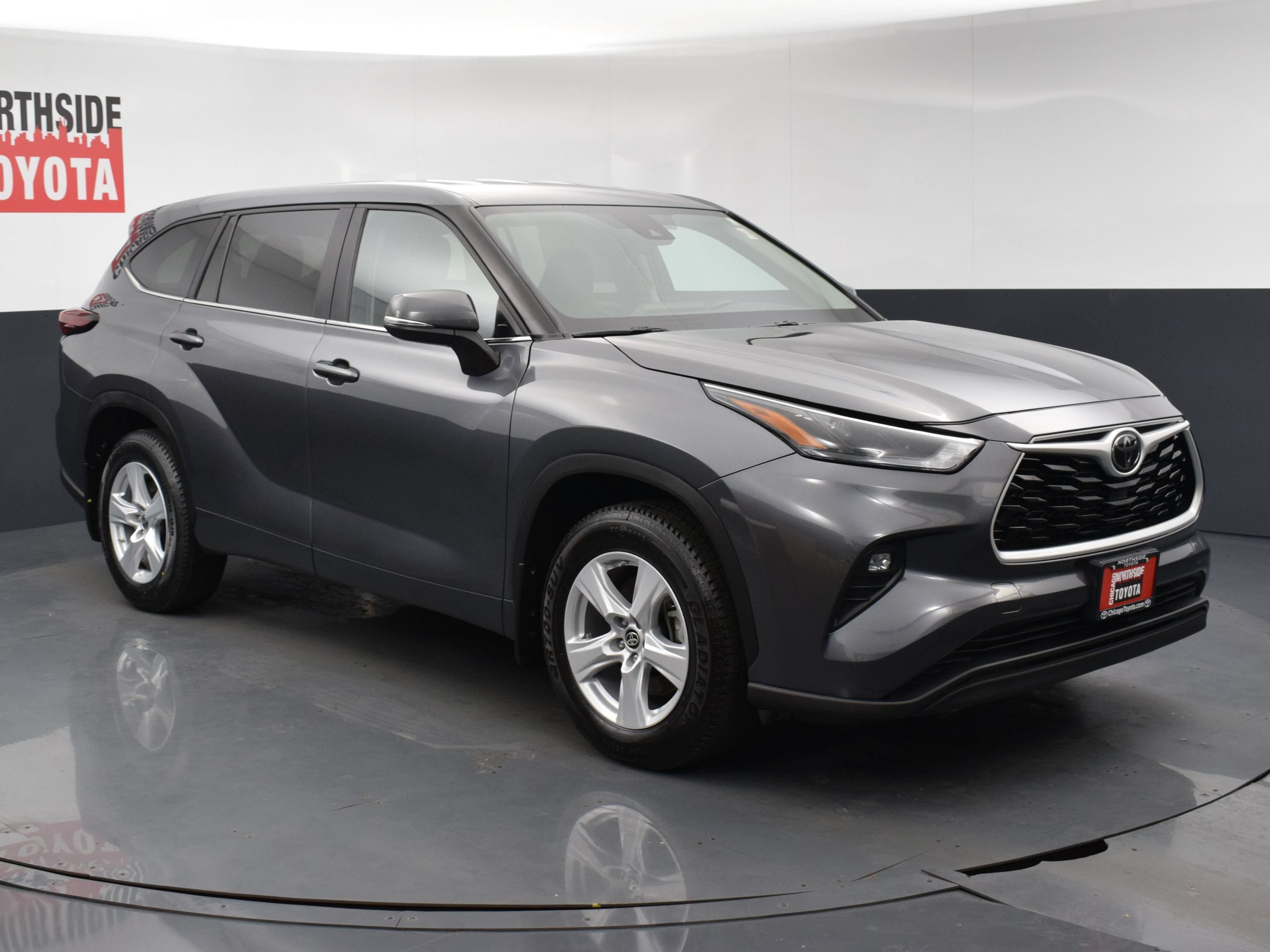 Used 2024 Toyota Highlander LE AWD/4WD image 6
