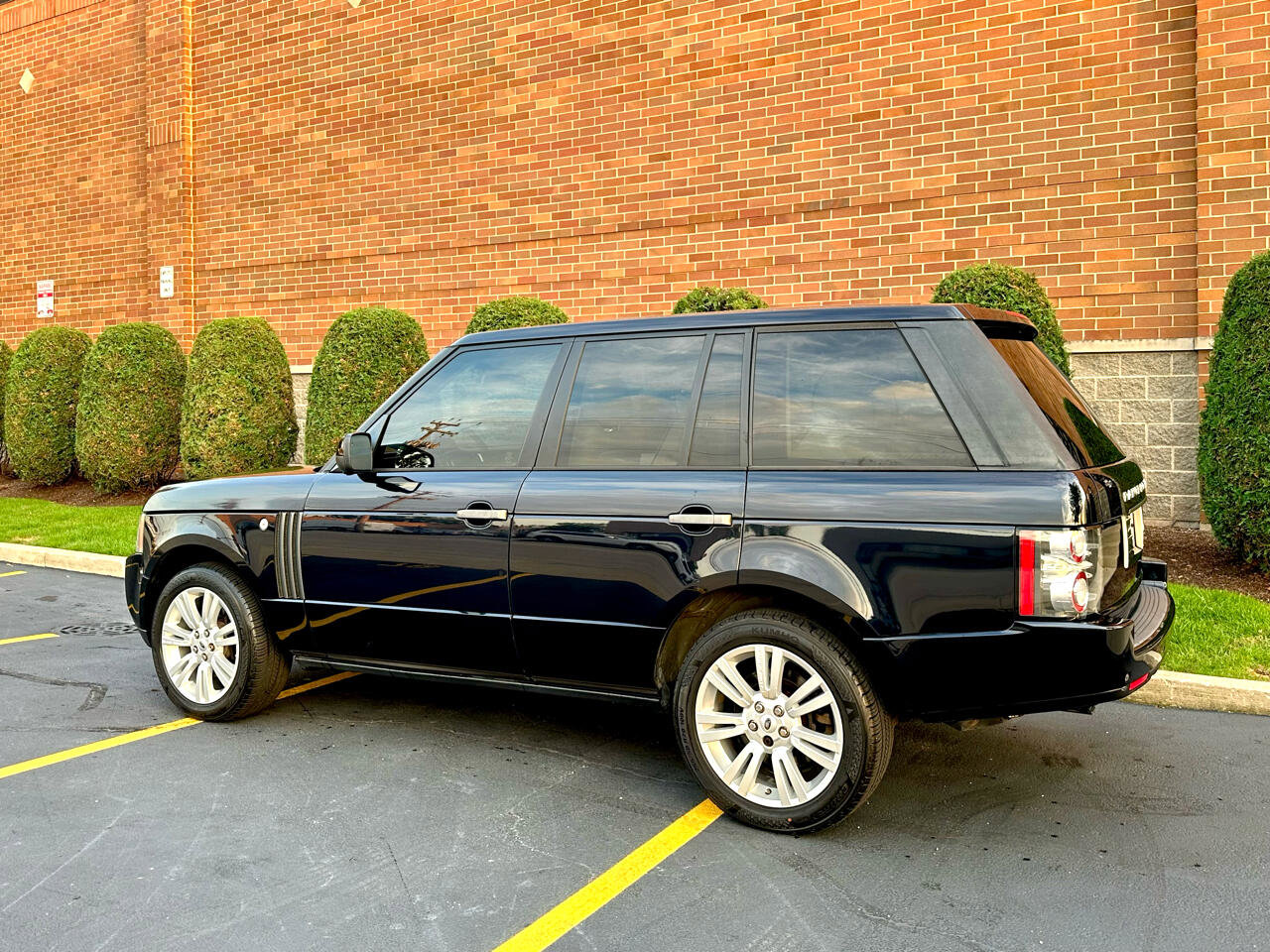 Used 2010 Land Rover Range Rover HSE LUX image 3