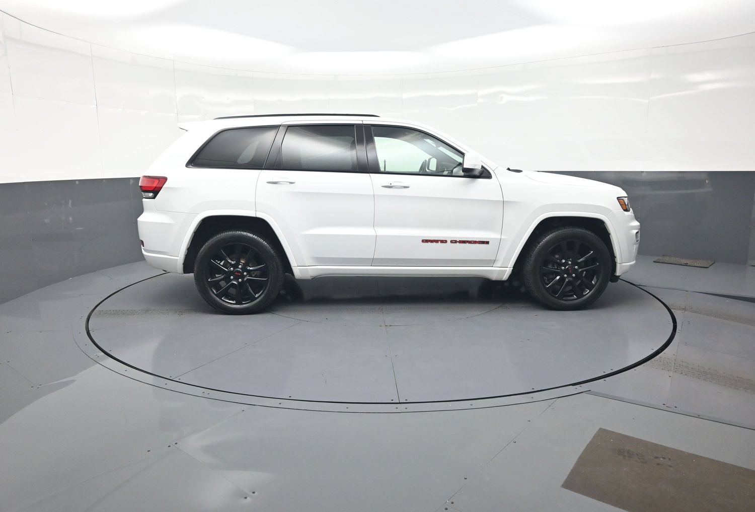 Used 2020 Jeep Grand Cherokee Altitude AWD/4WD image 2