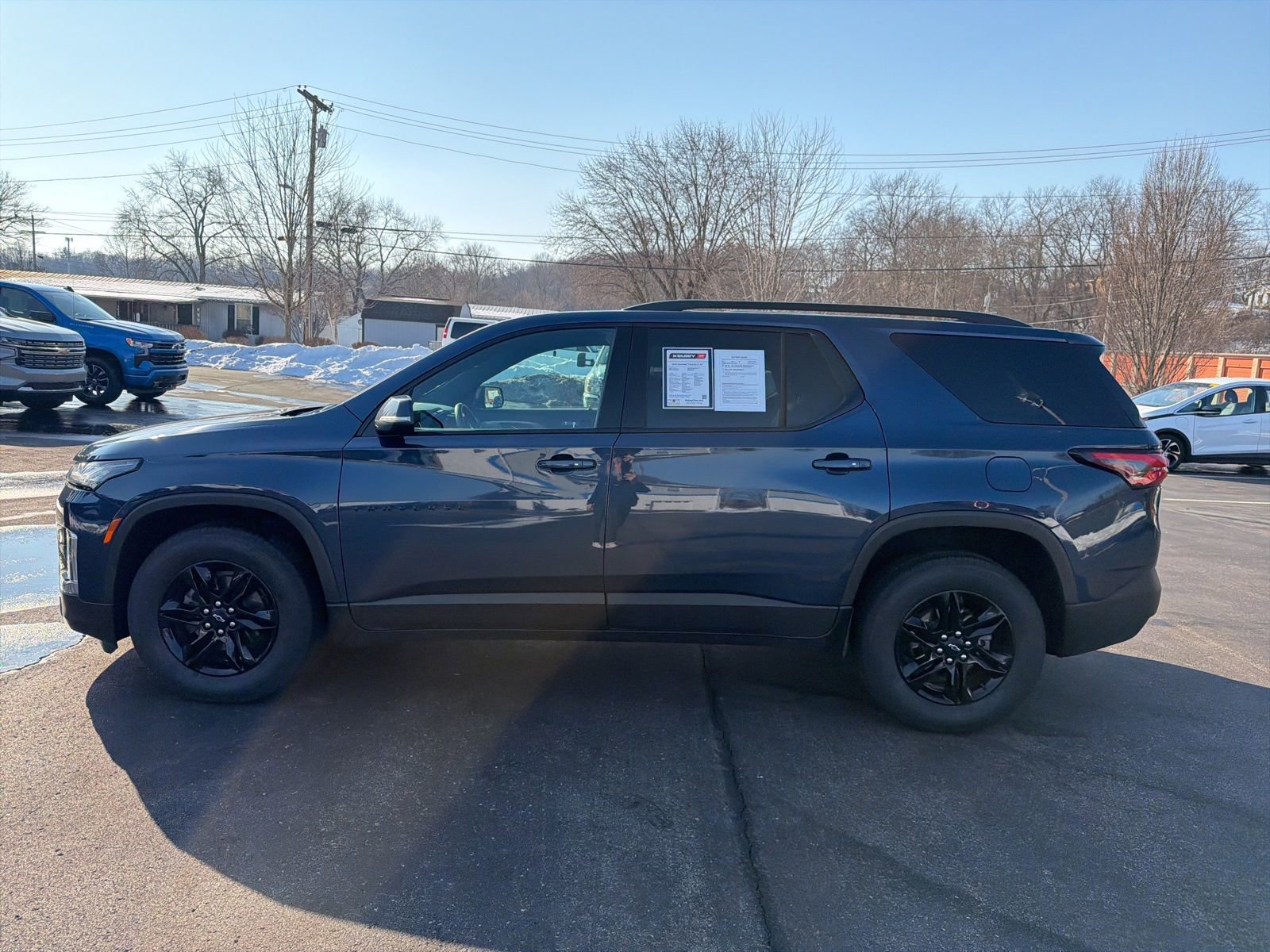 Used 2023 Chevrolet Traverse LT image 2